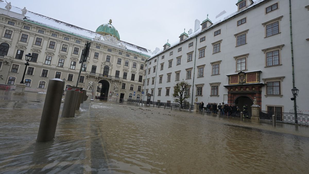 V Hofburgu praskla voda, sídlo rakouského prezidenta je zaplavené